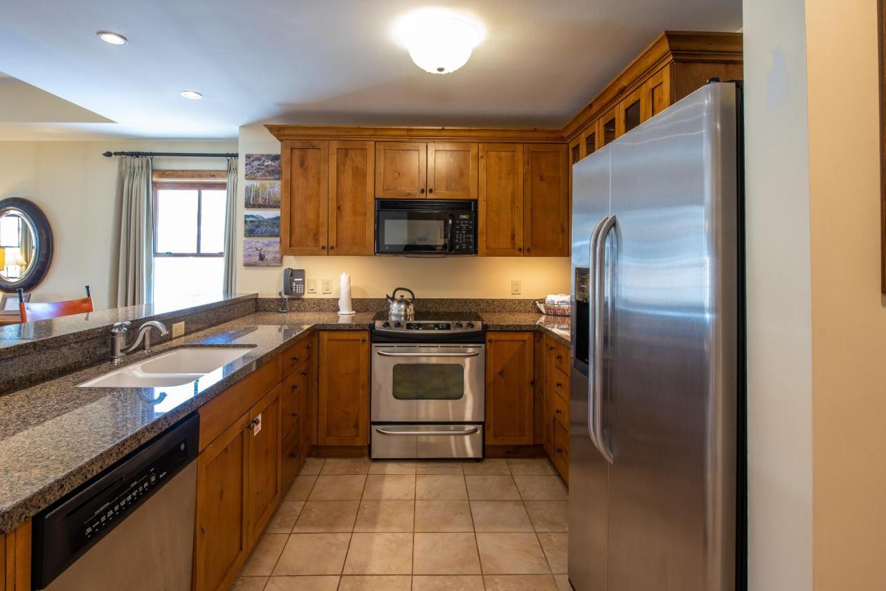 Two Bedroom Condo With Balcony Over Mountaineer Square - Just Steps From The Slopes! Condo 마운트크레스티드부트 외부 사진