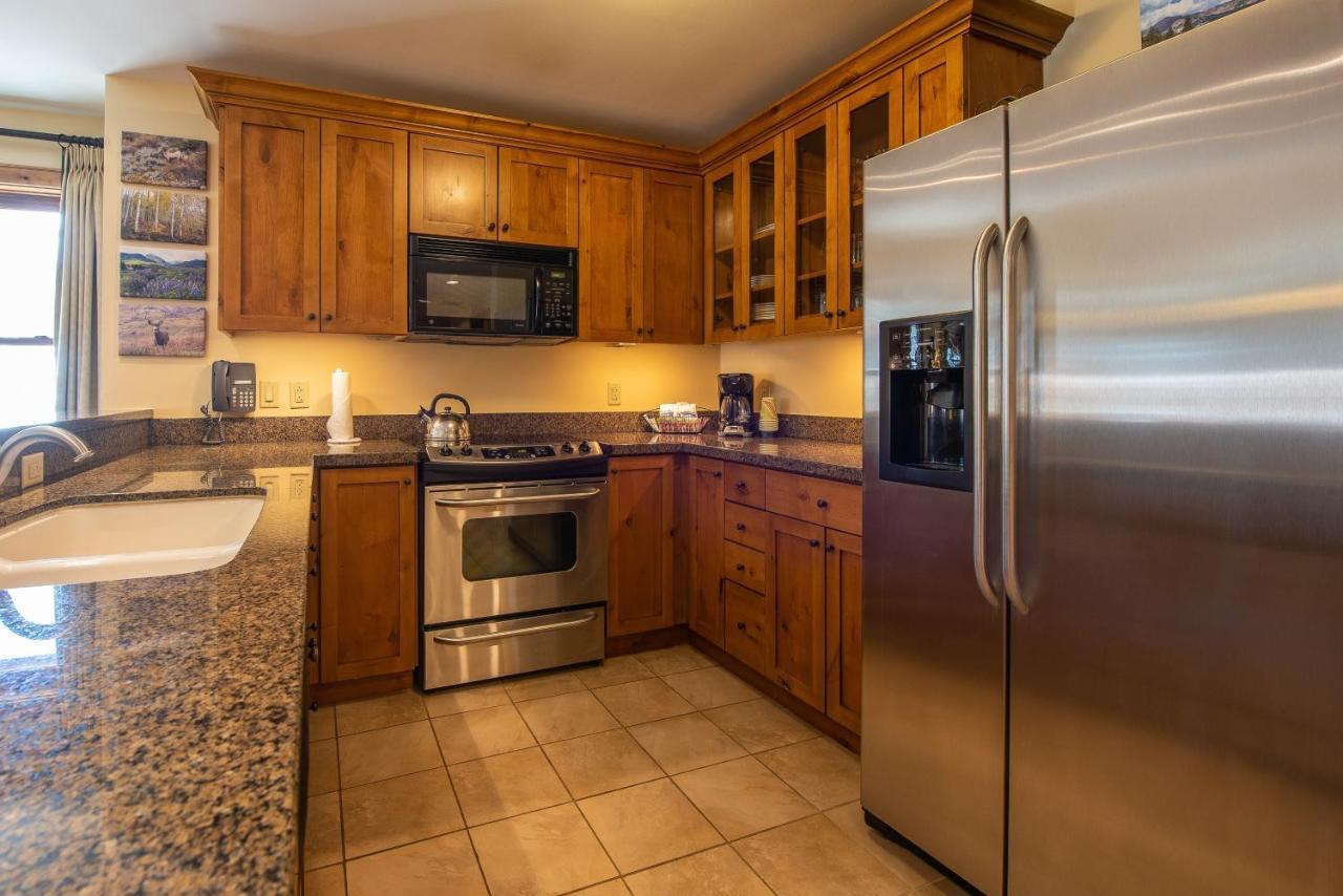 Two Bedroom Condo With Balcony Over Mountaineer Square - Just Steps From The Slopes! Condo 마운트크레스티드부트 외부 사진